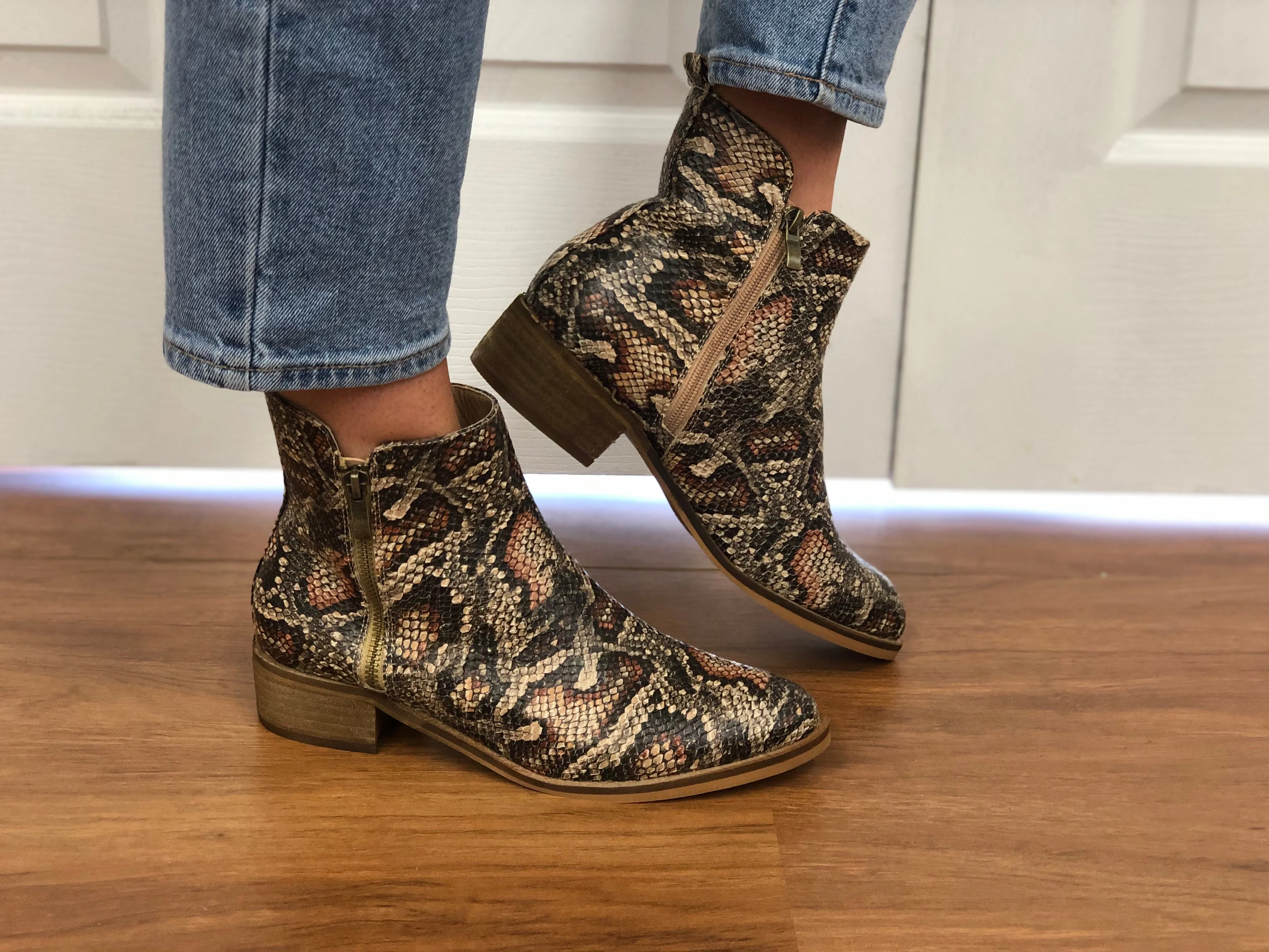 #H999 Jane’s Snake Booties