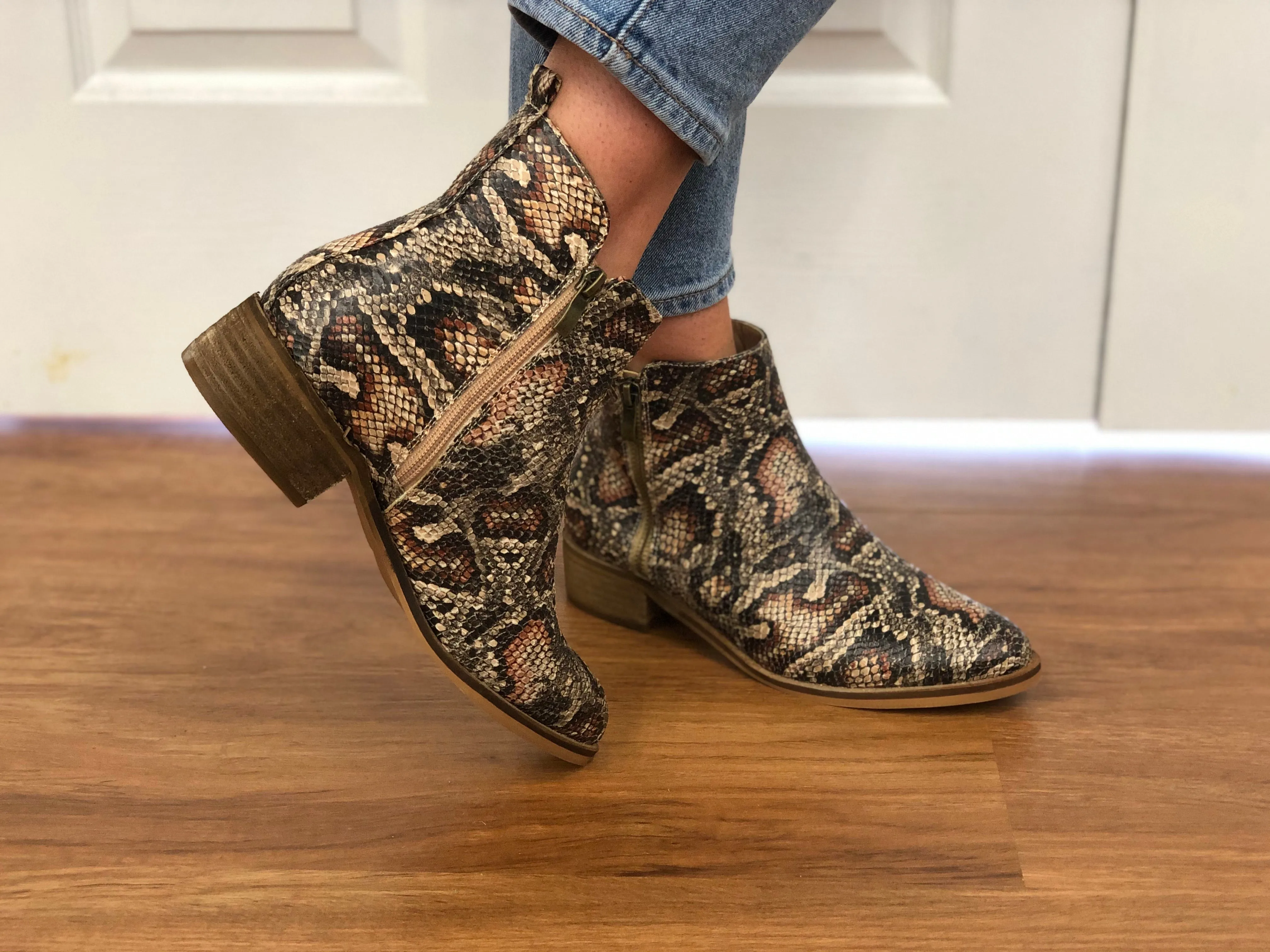 #H999 Jane’s Snake Booties