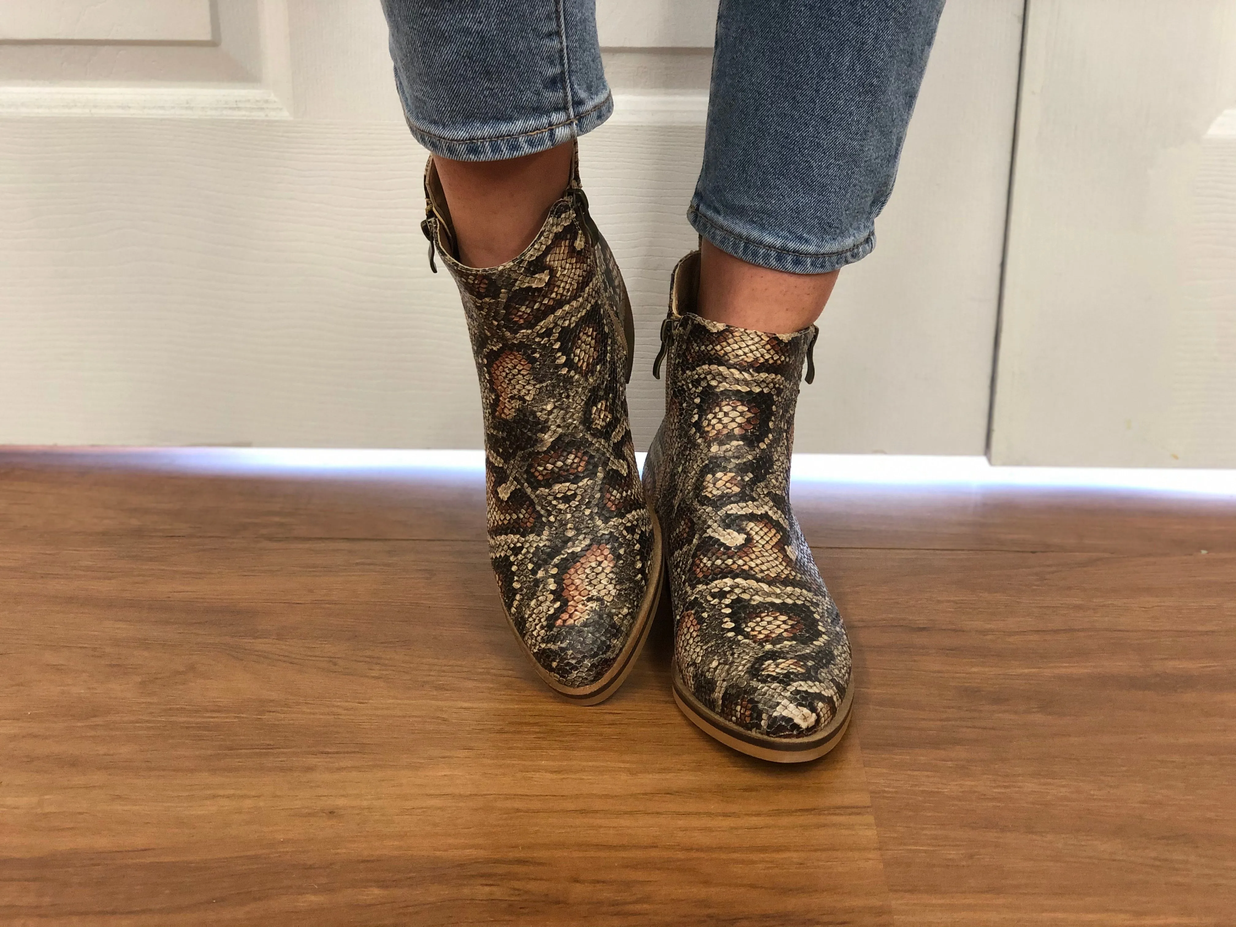 #H999 Jane’s Snake Booties