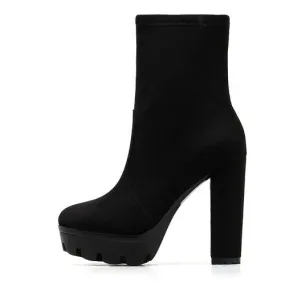 Hohe schwarze Ankle Boots im Grunge Stil