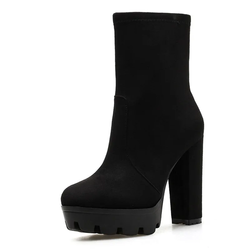 Hohe schwarze Ankle Boots im Grunge Stil